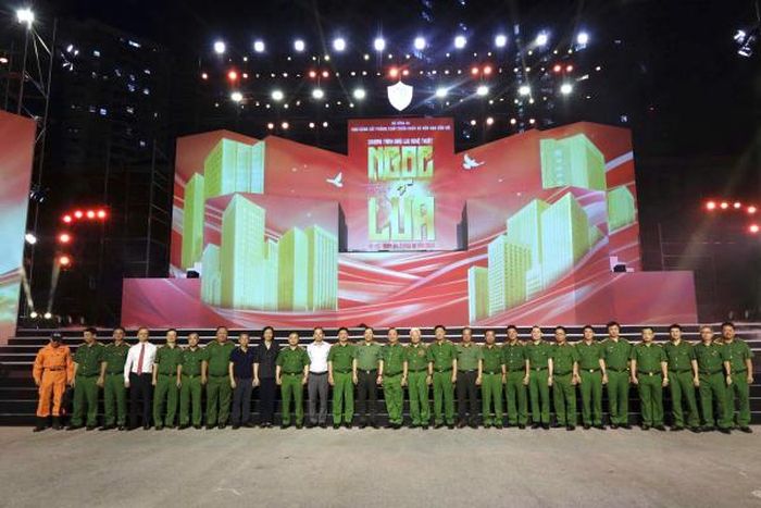 Thứ trưởng Lê Văn Tuyến và các đại biểu tham dự chương trình.