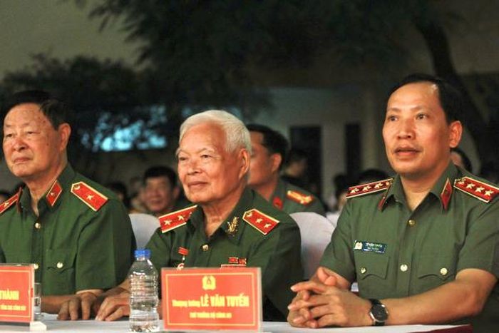Thứ trưởng Lê Văn Tuyến tại chương trình giao lưu nghệ thuật “Ngọc trong lửa”.