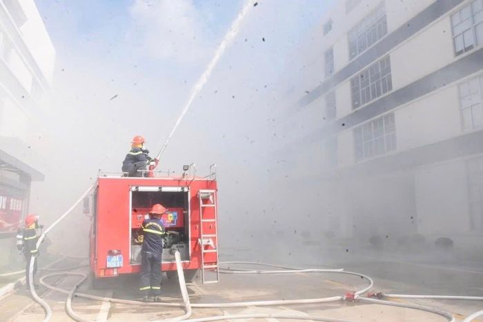 Cảnh sát PCCC Công an tỉnh Thanh Hóa diễn tập phương án chữa cháy và cứu nạn, cứu hộ cấp tỉnh năm 2025 tại Công ty TNHH Công nghiệp SAB Việt Nam, KCN Bỉm Sơn. Ảnh: PC07