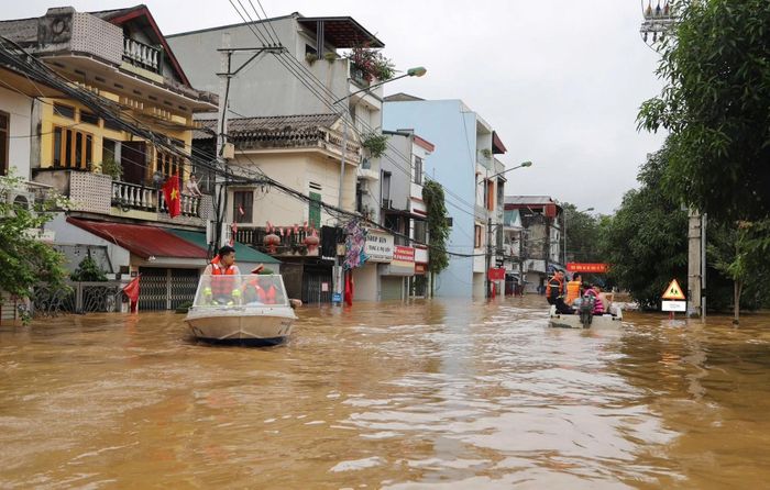 Cảnh sát PCCC và CNCH Công an tỉnh Lào Cai túc trực tại "điểm nóng" khi nước lũ dâng cao gây ngập nhiều nơi. Ảnh: Thu Huyền