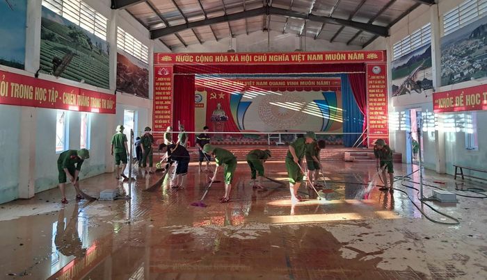 Tại tỉnh Nghệ An, cán bộ, chiến sĩ Cảnh sát PCCC và CNCH dọn dẹp một trường học sau khi nước rút để các em học sinh sớm trở lại học tập. Ảnh: PC07.