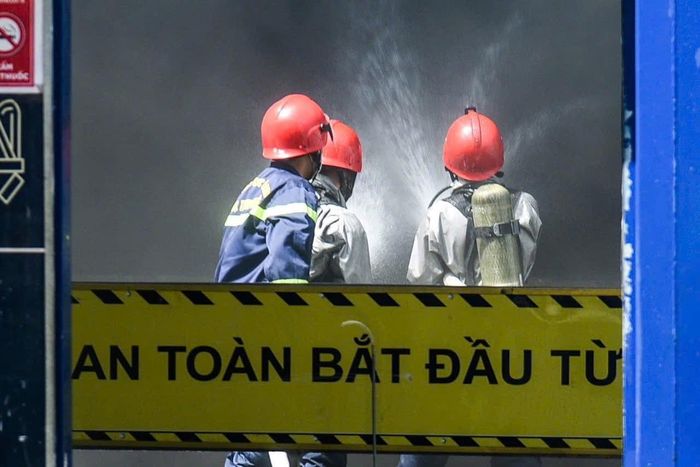 Cán bộ, chiến sĩ Cảng sát PCCC và CNCH Công an Đà Nẵng chiến đấu với giặc lửa tại Dự án trung tâm cao ốc phức hợp Nguyễn Kim ở 46 Điện Biên Phủ và đã cứu thoát nhiều người khỏi đám cháy. Ảnh: Viết Niệm