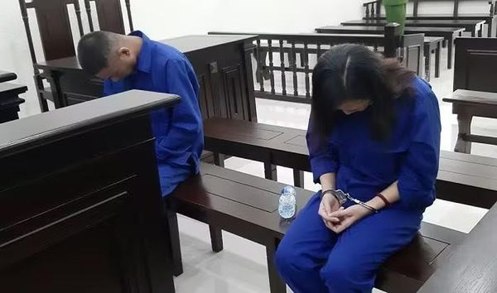 Cặp nhân tình lừa đảo chiếm đoạt tài sản ở một án tương tự bị đưa ra xét xử tại tòa.