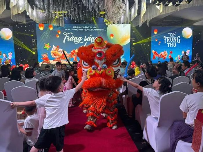 Trung thu không chỉ là dịp để các em thiếu nhi vui chơi, phá cỗ mà còn là dịp gắn kết, sẻ chia tình cảm gia đình