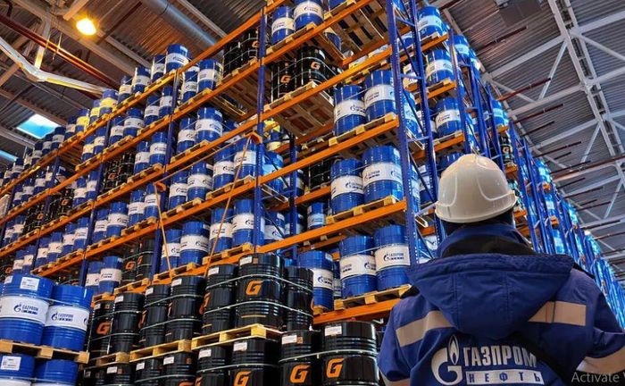 Bên cạnh đó, hoạt động xuất khẩu còn hỗ trợ biên lợi nhuận lọc dầu ở Ấn Độ sau khi chuyển sang dùng dầu thô Nga rẻ hơn - loại nhiên liệu thô mà nước này bắt đầu tích cực mua sau khi lệnh trừng phạt của EU và Mỹ có hiệu lực vào năm 2022.