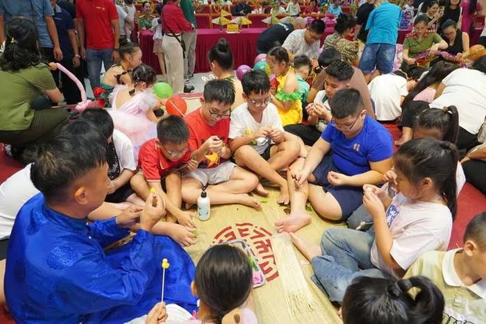 Các em nhỏ tự tay làm các sản phẩm thủ công chủ đề Trung thu để chuẩn bị cho “Phiên đấu giá Thương yêu” 