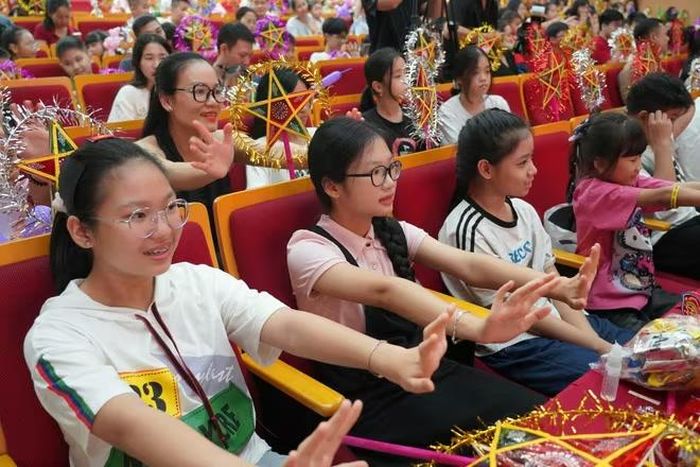 Các em nhỏ hào hứng tham gia trò chơi 