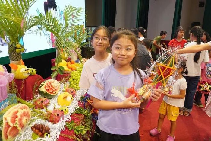  Các em nhỏ vui tươi phá cỗ