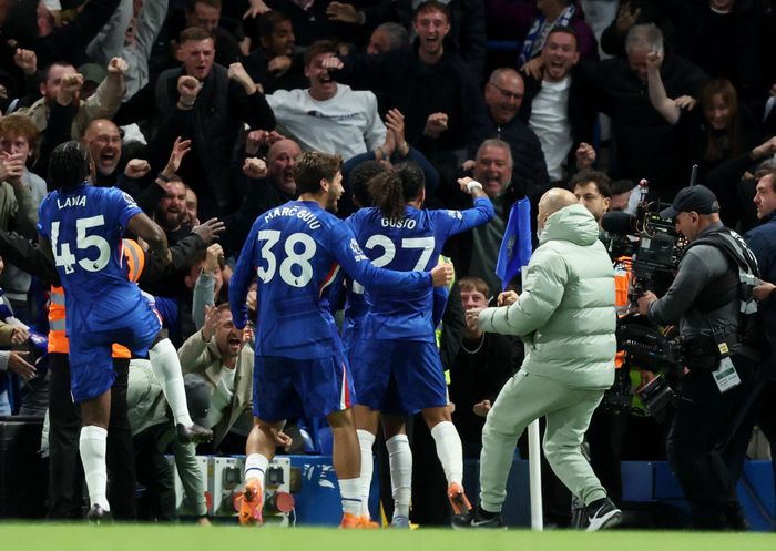  Bàn thắng khiến toàn bộ sân Stamford Bridge như nổ tung, còn HLV Enzo Maresca cũng không kiềm chế được cảm xúc. 