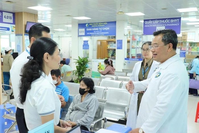  Bác sĩ chuyên khoa II Đỗ Tân Khoa, Giám đốc Bệnh viện Y học Cổ truyền TP.HCM trao đổi với bệnh nhân về chính sách bảo hiểm y tế mới. Ảnh: BVCC. 