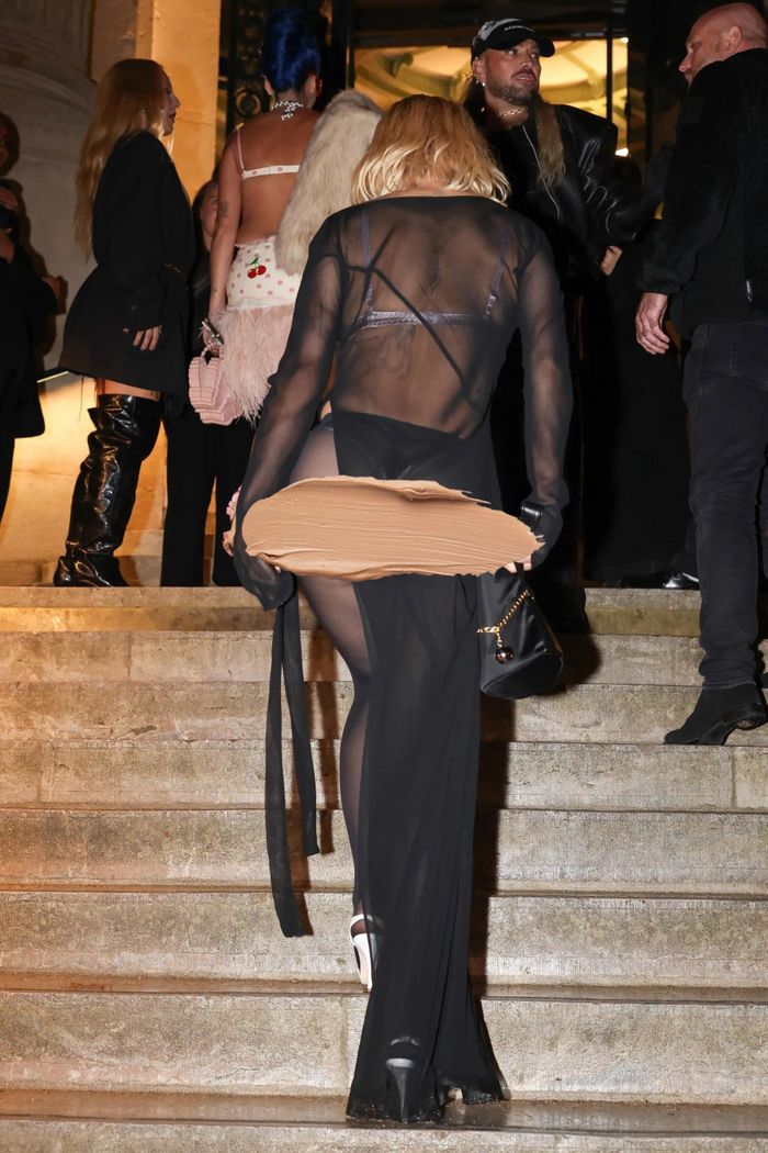 Trang phục hở bạo của Rita Ora. Ảnh: Shutterstock.