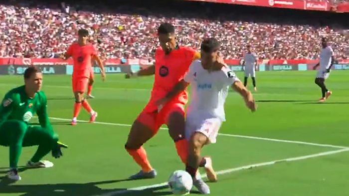 Tình huống Ronald Araujo bị thổi phạt đền khi tranh chấp với Isaac Romero (áo trắng).