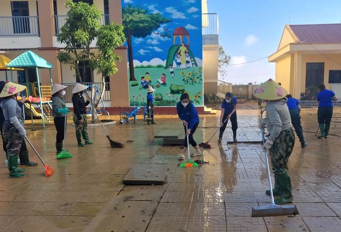 Các trường học vùng ngoài đê La Giang bị ngập lụt nhanh chóng cào dọn bùn đất, xử lý vệ sinh môi trường.