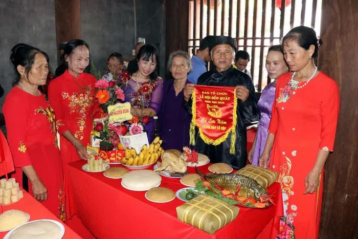 Các dòng họ trong xã tổ chức thi cỗ hộp, một nét độc đáo riêng có của Lễ hội. Ảnh: Mạnh Tú - TTXVN
