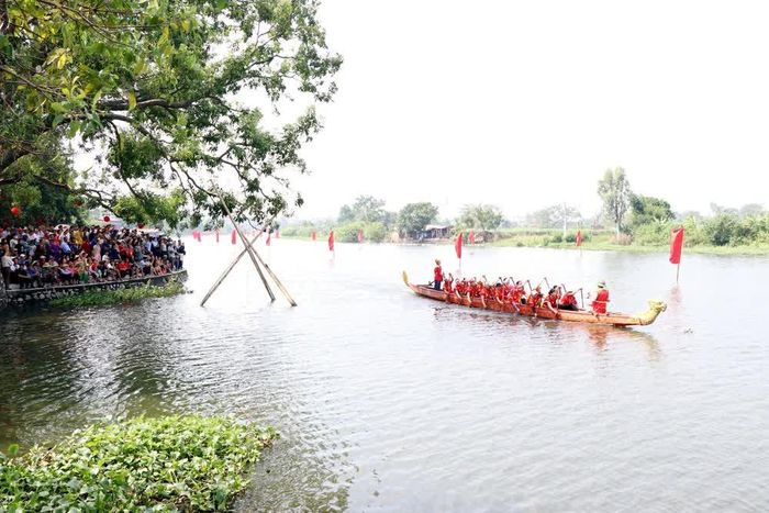 Nghi lễ bơi chiềng, một nét độc đáo riêng có tại Lễ hội. Ảnh: Mạnh Tú - TTXVN