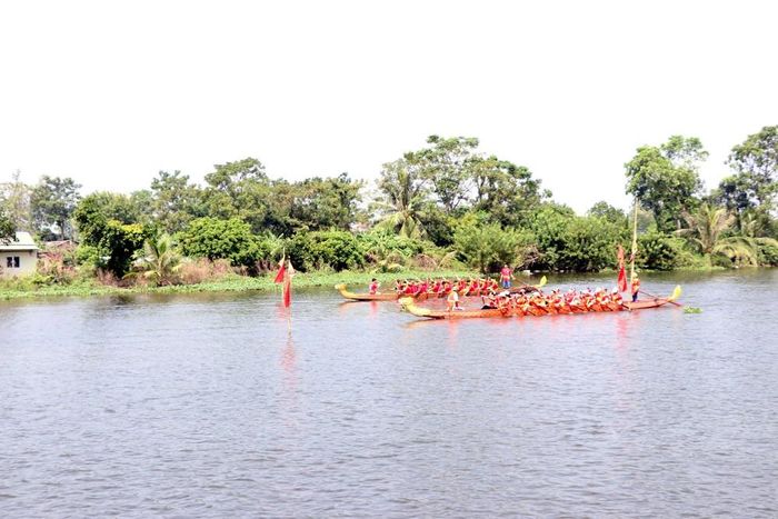 Nghi lễ bơi chiềng, một nét độc đáo riêng có tại Lễ hội. Ảnh: Mạnh Tú - TTXVN