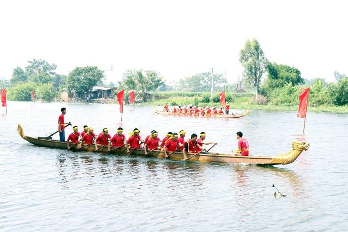 Nghi lễ bơi chiềng, một nét độc đáo riêng có tại Lễ hội. Ảnh: Mạnh Tú - TTXVN