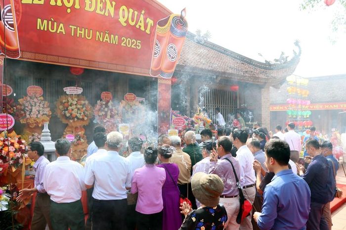 Các đại biểu và nhân dân dâng hương tưởng niệm Danh tướng Yết Kiêu. Ảnh: Mạnh Tú - TTXVN