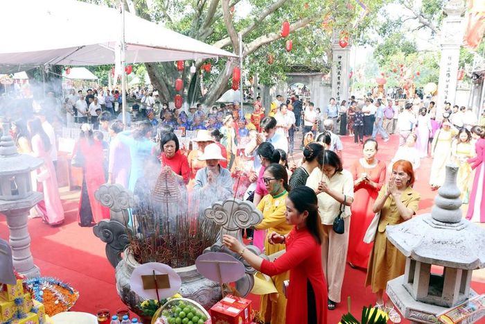 Các đại biểu và nhân dân dâng hương tưởng niệm Danh tướng Yết Kiêu. Ảnh: Mạnh Tú - TTXVN