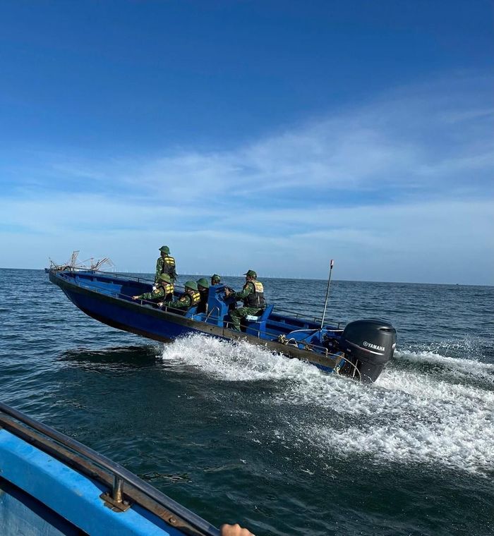 Cán bộ, chiến sĩ Đồn Biên phòng Trà Cổ tuần tra, kêu gọi tàu thuyền vào tránh trú bão. Ảnh: TTXVN phát