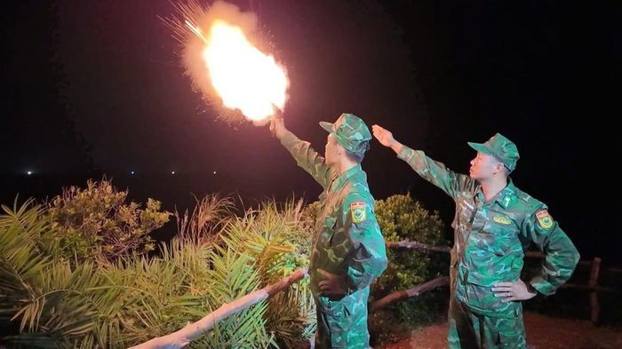 Đồn Biên phòng Cô Tô bắn 12 quả pháo hiệu kêu gọi 325 tàu thuyền cùng các ngư dân vào nơi tránh trú. Ảnh: TTXVN phát