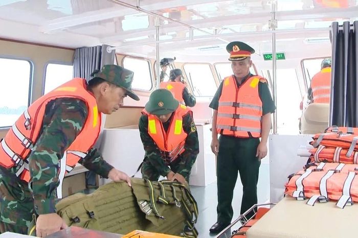 Các đơn vị Bộ CHQS tỉnh Quảng Ninh chuẩn bị đầy đủ vật chất hậu cần, sẵn sàng thực hiện nhiệm vụ ứng phó với cơn bão số 11. Ảnh: TTXVN phát