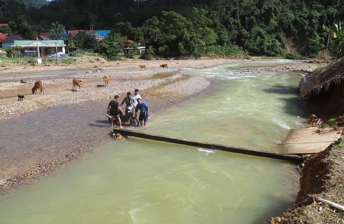 Bản Na Ngân (xã Nga My, tỉnh Nghệ An) cách trung tâm xã 24km bằng con đường độc đạo đất độc đạo men theo dãy Pù Hiêng. Từ ngày 29/9/2025, bản Na Ngân bị cô lập hoàn toàn do con đường vào bản bị sạt lở núi, sụt trượt ta-luy dương, ta-luy âm và nhiều cầu gỗ tạm bắc qua suối bị lũ ống, lũ quét cuốn trôi. Ảnh: Xuân Tiến - TTXVN