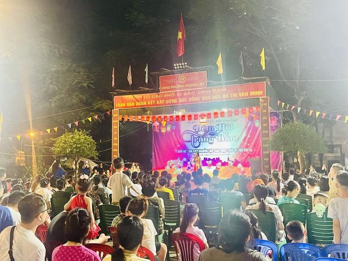 Tổ Dân phố 21 - Bắc Linh Đàm tổ chức Trung thu cho trẻ em Ảnh: Tuyết Mai - TTXVN