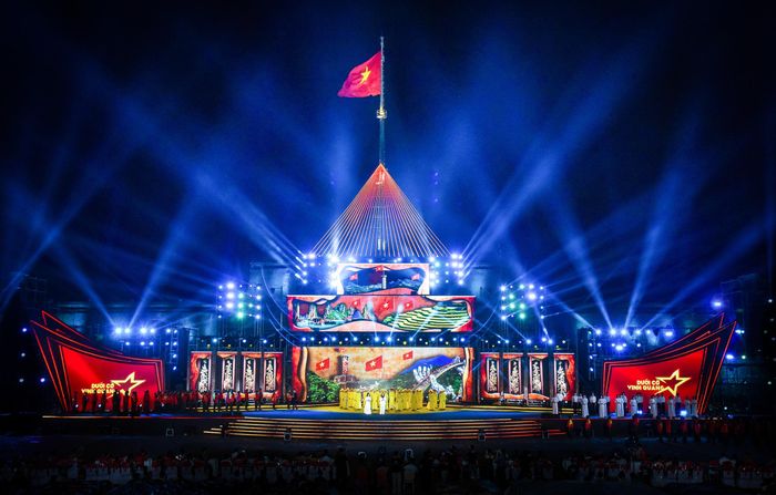 80 năm hành trình dưới cờ vinh quang. Ảnh: NGUYỄN KHOA HUY