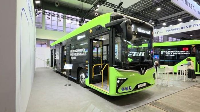 VinFast EB 12 tại triển lãm Busworld Europe 2025.