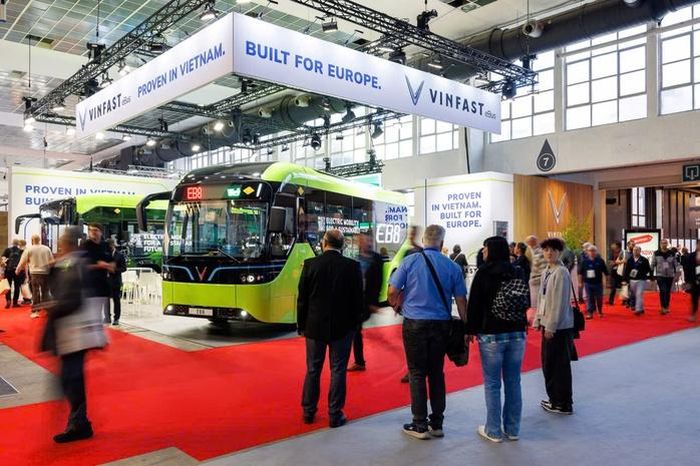 Gian hàng của VinFat tại triển lãm. Trong hình là mẩu xe VinFast EB8