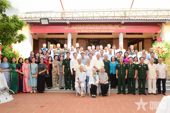 Các đại biểu tham dự buổi lễ 
