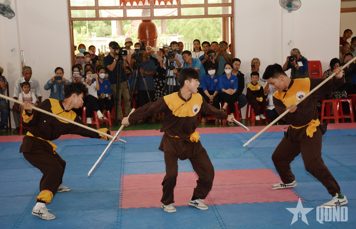 Các võ sinh Câu lạc bộ Võ thuật chùa Long Phước biểu diễn côn pháp tới đông đảo du khách.