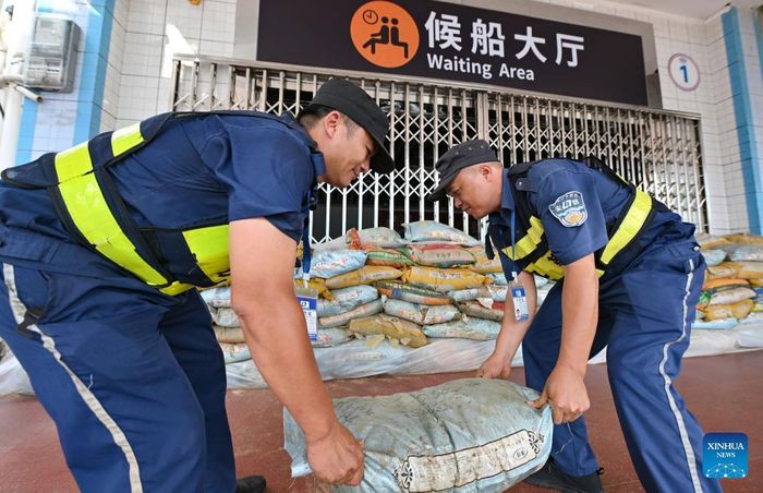  Dùng bao cát ngăn nước ngập khu vực cảng Hà Khẩu, Trung Quốc. Ảnh: THX 