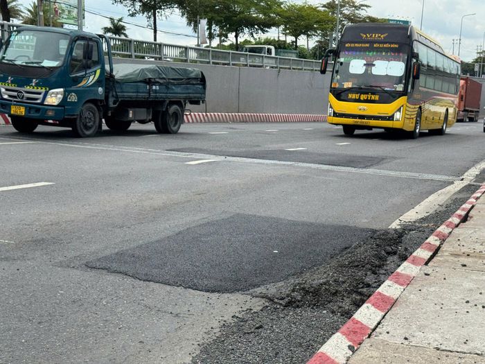 Nền đường trong hầm được vá lại sơ sài, nhiều vị trí mới thảm đã bắt đầu tróc nhựa, tạo thành các mảng lồi lõm. Ảnh: QUỐC HÙNG