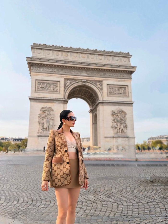 Tại kinh đô ánh sáng, Lệ Quyên đã chọn cho mình một outfit vô cùng táo bạo nhưng không kém phần sành điệu, tôn lên tối đa lợi thế hình thể.