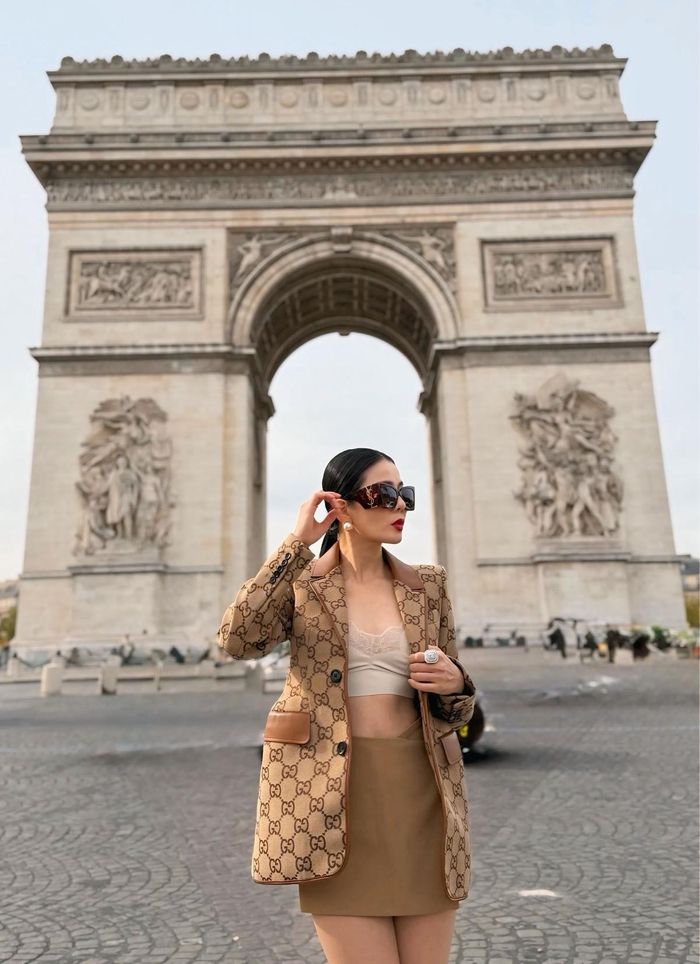 Nữ ca sĩ chọn outfit hàng hiệu với áo crop top khoe khéo vòng eo săn chắc, kết hợp chân váy ngắn giúp tôn trọn đôi chân dài nuột nà.