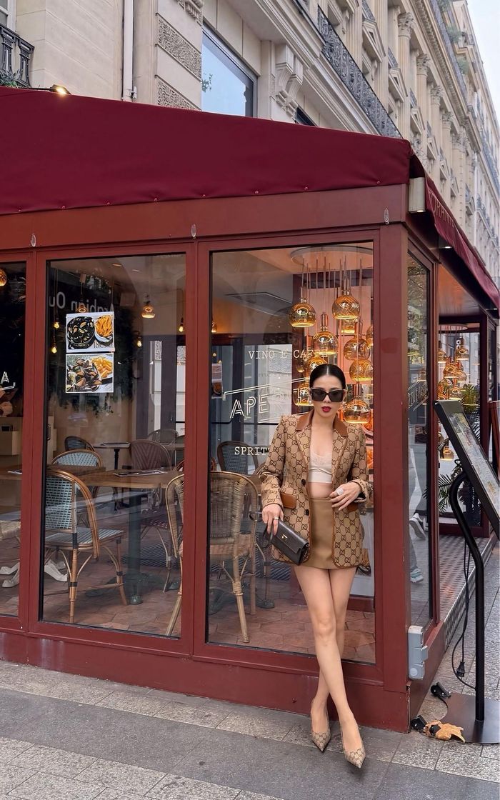Cô diện một chiếc áo crop top ôm sát bên trong, khéo léo khoe trọn vòng eo săn chắc đáng ngưỡng mộ, cho thấy thành quả của quá trình tập luyện chăm chỉ.