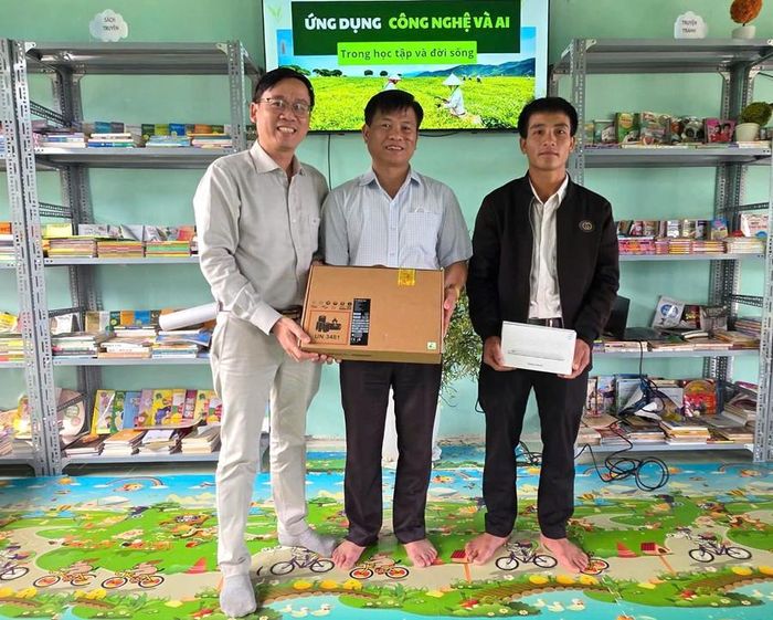  Ông Phạm Đức Phước trao tặng máy tính xách tay, 3 máy tính bảng cho Thư viện cộng đồng thôn Long Năng. 