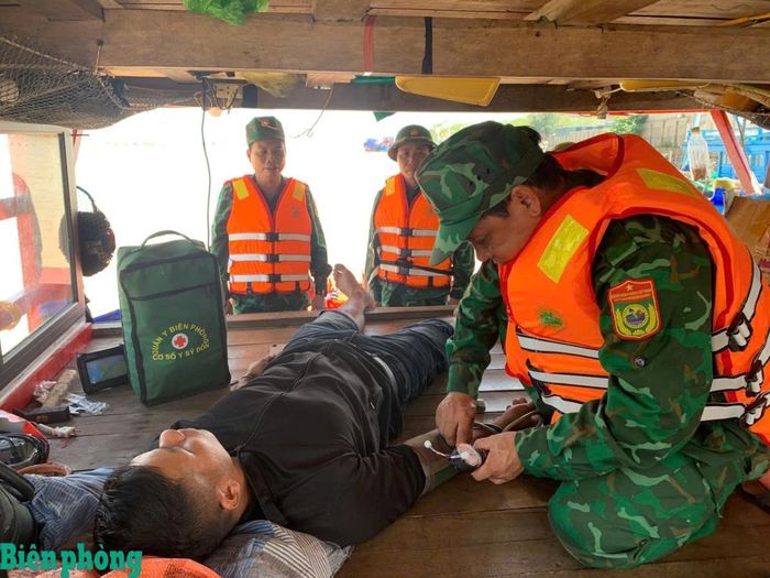Quân y Đồn Biên phòng Sầm Sơn, thăm khám sức khỏe cho thuyền viên tàu gặp nạn. Ảnh: Hải Chuyền