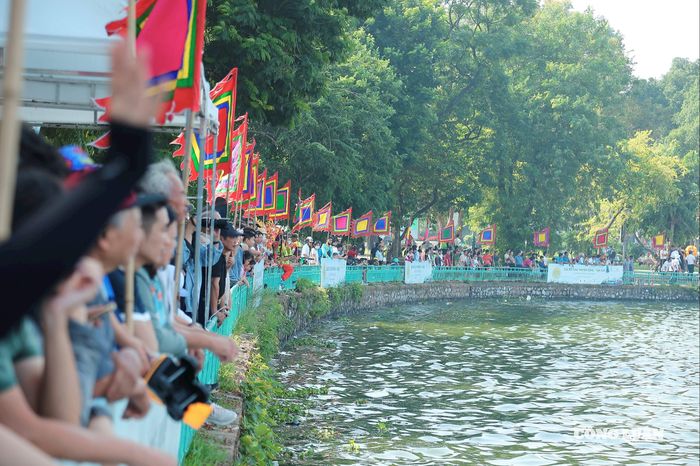 Giải Bơi chải Thuyền rồng - Ván SUP Hồ Tây 2025 thu hút đông đảo công chúng Thủ đô và du khách tới tham dự.