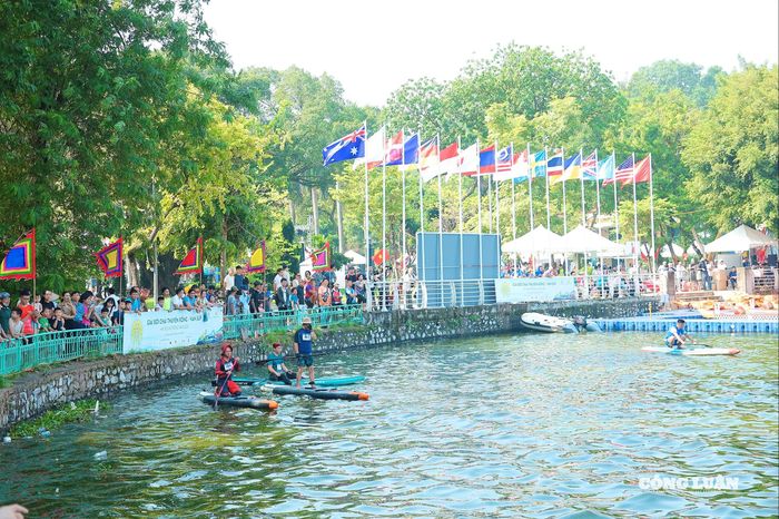 Khu vực xuất phát của các đội đua Giải Bơi chải Thuyền rồng - Ván SUP Hồ Tây 2025.