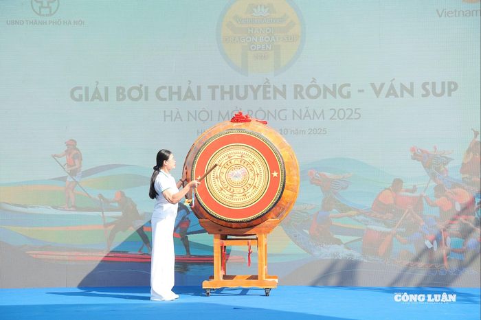 Bà Vũ Thu Hà, Thành ủy viên Phó Chủ tịch UBND thành phố Hà Nội đánh trống khai mạc Giải bơi chải thuyền rồng – Ván SUP Hà Nội mở rộng năm 2025.