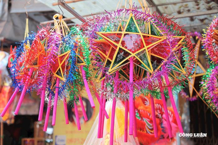 Mẫu đèn ông sao truyền thống của người dân đã gợi lại bao ký ức tuổi thơ của mỗi người dân Thủ đô.