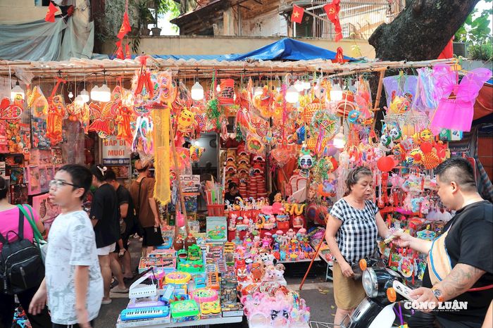Có vô vàn các loại đồ chơi dân gian như đèn ông sao, trống cơm, mặt nạ giấy bồi, đèn kéo quân... thu hút sự chú ý đặc biệt của các bạn nhỏ trước ngày Trung thu chính thức.