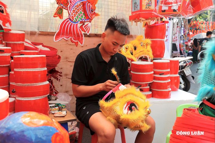 Tiểu thương tên Quân trên phố Hàng Mã chia sẻ: "Khoảng một tuần trước, người dân đã bắt đầu đi mua sắm quà Trung thu cho người thân, tuy nhiên, ngày hôm nay lượng người đổ về phố Hàng Mã rất đông, do cận ngày Trăng rằm và cũng ngày cuối tuần nên mọi người đi mua sắm những món quà yêu thích tặng cho người thân, đồng nghiệp".