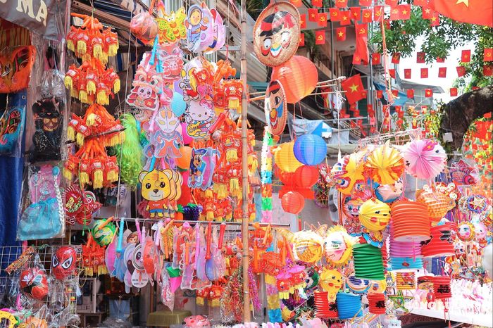 Vô vàn các loại đồ chơi Trung thu được bày bán, người dân và du khách có rất nhiều sự lựa chọn ưng ý cho ngày Trăm rằm năm nay.