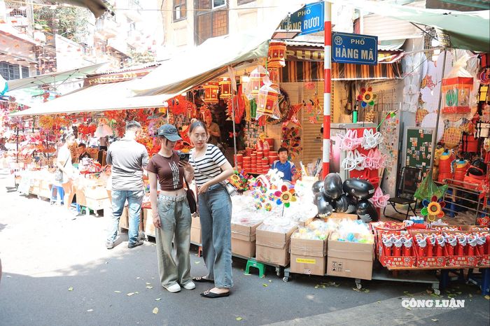 Khu vực phố Hàng Rươi, tiếp giáp với phố Hàng Mã cùng tràn ngập sắc Trung thu, các bạn trẻ cùng đổ bộ về đây để chụp hình.