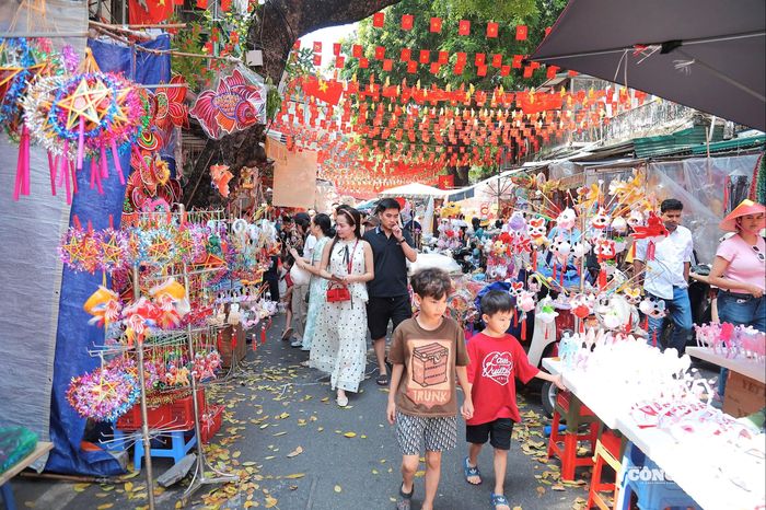 Không chỉ có người dân Thủ đô, nhiều du khách trong và ngoài nước cũng tìm đến Hàng Mã để cảm nhận không khí lễ hội đặc trưng của Hà Nội. Ai nấy đều háo hức ghi lại khoảnh khắc đáng nhớ giữa không gian văn hóa truyền thống được tái hiện sinh động qua sắc màu, âm thanh và niềm vui hân hoan của ngày Tết đoàn viên.