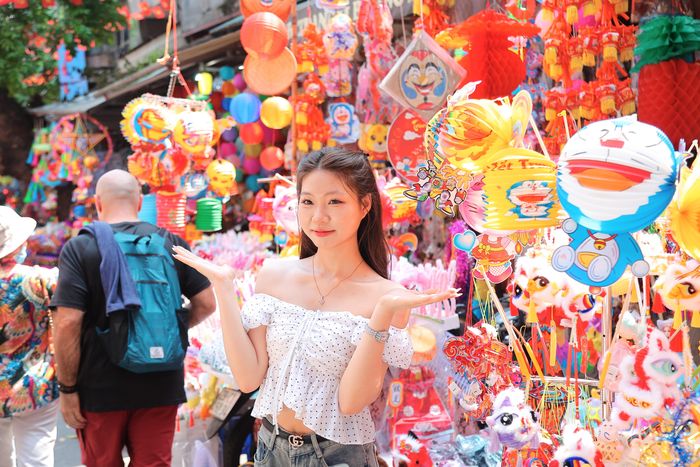 Bạn trẻ chụp hình bên những món đồ chơi Trung thu độc đáo.